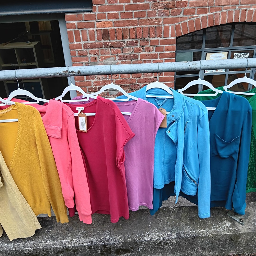 Bunte Kleidung vor dem GoldbekTAUSCH